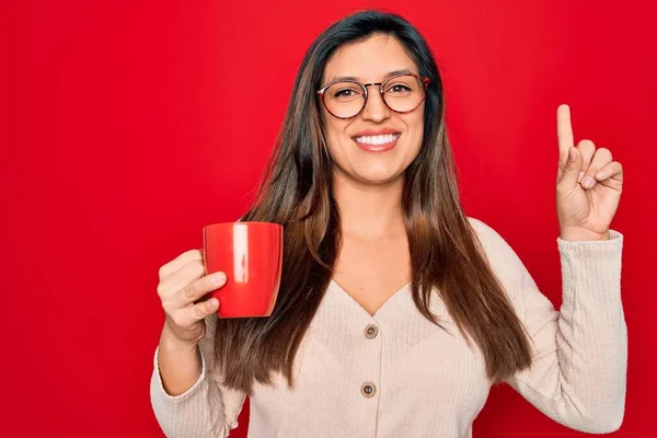 Ung Latinamerikansk Kvinna Bär Glasögon Dricka Kopp Kaffe Över Röd — Stockfoto