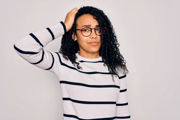 Jonge Afro Amerikaanse Vrouw Met Gestreepte Trui Bril Een Witte — Stockfoto