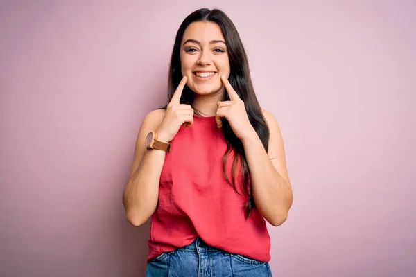 Jonge Brunette Vrouw Dragen Casual Zomer Shirt Roze Geïsoleerde Achtergrond — Stockfoto