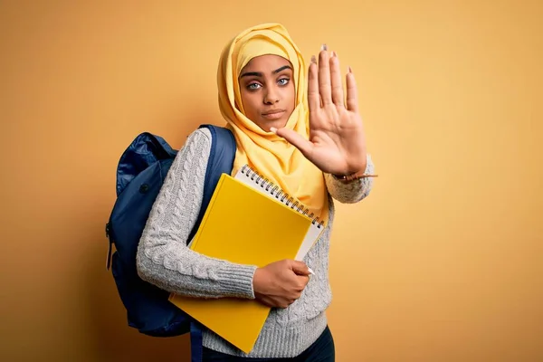 Молода Афроамериканська Студентка Муслім Хіджаб Рюкзак Блокнотом Відкритою Рукою Роблять — стокове фото