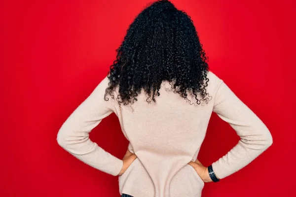 Mujer Rizada Afroamericana Joven Con Suéter Casual Cuello Alto Sobre —  Fotos de Stock