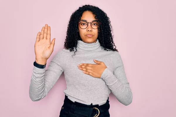 Jonge Afro Amerikaanse Vrouw Draagt Coltrui Bril Roze Achtergrond Vloeken — Stockfoto