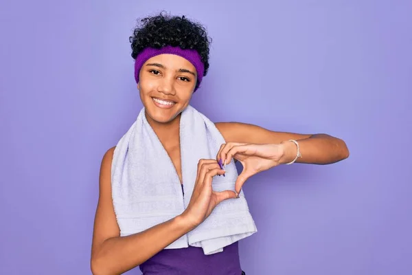 Linda Mulher Esportiva Afro Americana Fazendo Esporte Vestindo Toalha Sobre — Fotografia de Stock