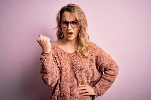 Genç Güzel Sarışın Bir Kadın Pembe Arka Planda Gözlük Takıyor — Stok fotoğraf