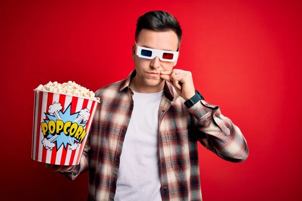 Junge Gutaussehende Kaukasische Mann Mit Filmbrille Und Essen Popcorn Mund — Stockfoto