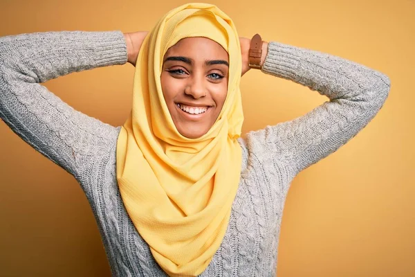Mladá Krásná Africká Americká Dívka Sobě Muslimský Hidžáb Přes Izolované — Stock fotografie