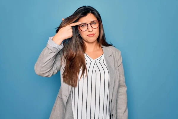 Jonge Latijns Amerikaanse Zakenvrouw Met Een Bril Een Blauwe Geïsoleerde — Stockfoto