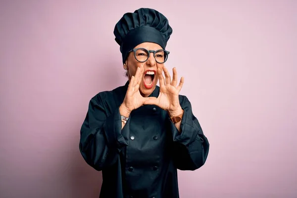 Edad Media Morena Chef Mujer Con Uniforme Cocina Sombrero Sobre —  Fotos de Stock