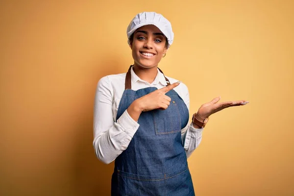 Jovem Afro Americana Africana Padeiro Mulher Vestindo Avental Boné Sobre — Fotografia de Stock