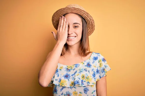Junge Schöne Frau Lässigem Shirt Und Sommermütze Vor Isoliertem Gelben — Stockfoto