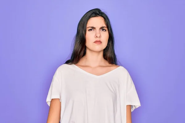 Ung Vacker Brunett Kvinna Bär Casual Vit Shirt Över Lila — Stockfoto