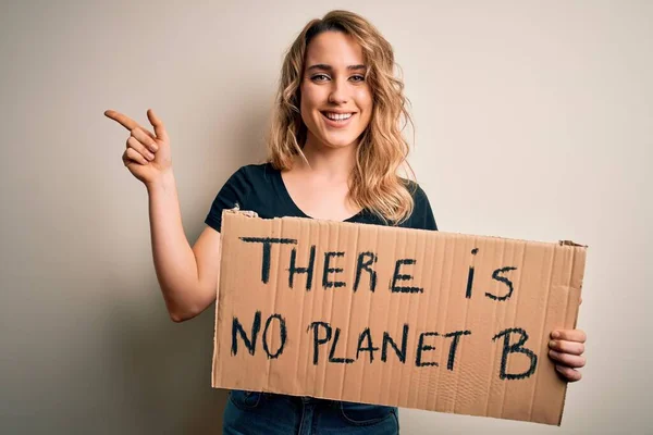 Jovem Ativista Loira Pedindo Ambiente Segurando Banner Com Mensagem Planeta — Fotografia de Stock