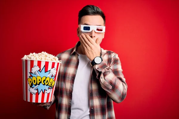 Giovane Uomo Caucasico Bello Indossa Occhiali Film Mangiare Popcorn Scioccato — Foto Stock