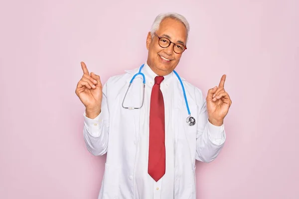 Starší Šedovlasý Lékař Středního Věku Stetoskopem Profesionálním Lékařským Kabátem Sebevědomě — Stock fotografie
