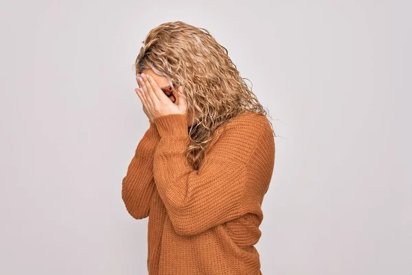 泣きながら手で顔を覆う悲しい表情で白い背景にカジュアルなセーターと眼鏡を身に着けている若い美しいブロンドの女性 うつ病の概念 — ストック写真