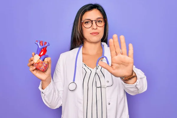 Young Doctor Cardiology Specialist Woman Holding Medical Heart Pruple Background — Stock Photo, Image