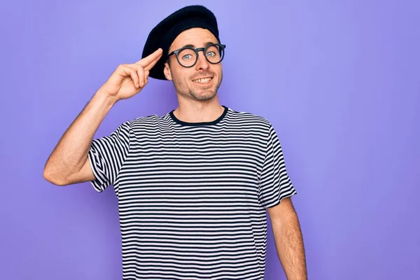 Homem Bonito Com Olhos Azuis Vestindo Camiseta Listrada Boina Francesa — Fotografia de Stock