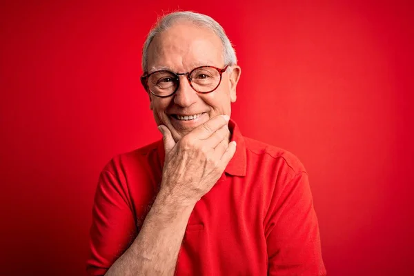 Uomo Anziano Dai Capelli Grigi Che Indossa Occhiali Maglietta Casual — Foto Stock