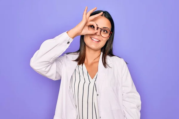 Młoda Piękna Brunetka Psycholog Kobieta Płaszczu Okulary Fioletowym Tle Robi — Zdjęcie stockowe