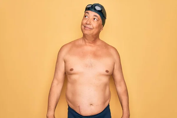Middelbare Leeftijd Senior Grijs Harige Zwemmer Man Badpak Pet Bril — Stockfoto