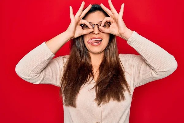 Jovem Hispânica Mulher Inteligente Usando Óculos Sobre Fundo Vermelho Isolado — Fotografia de Stock