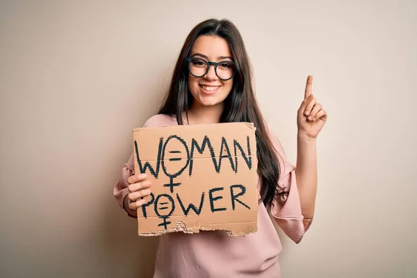 Mujer Morena Joven Sosteniendo Pancarta Protesta Poder Las Mujeres Sobre —  Fotos de Stock