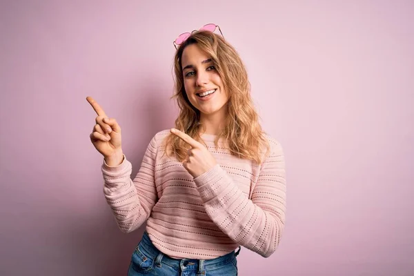 Joven Hermosa Mujer Rubia Con Suéter Casual Gafas Sol Sobre — Foto de Stock