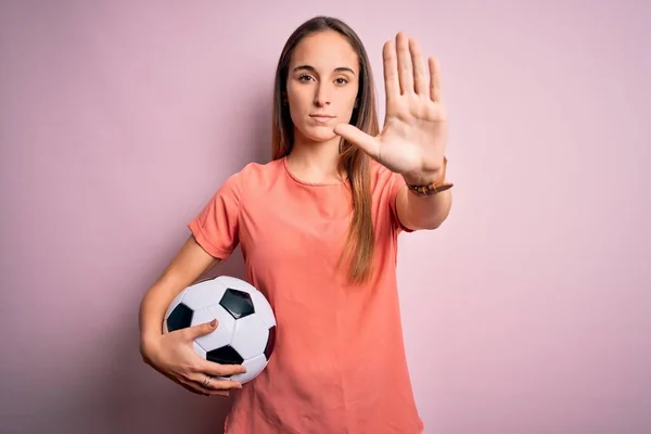 Genç Güzel Bir Kadın Futbol Topunu Pembe Arka Planda Tutarak — Stok fotoğraf