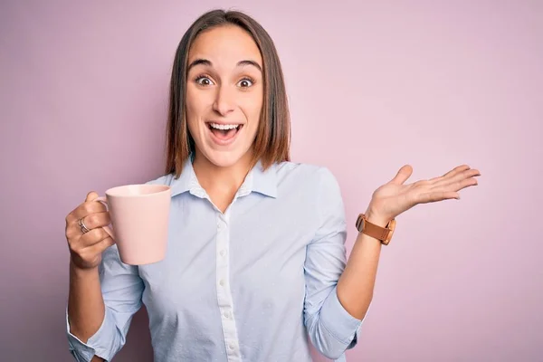 Jovem Mulher Bonita Bebendo Caneca Café Sobre Fundo Rosa Isolado — Fotografia de Stock