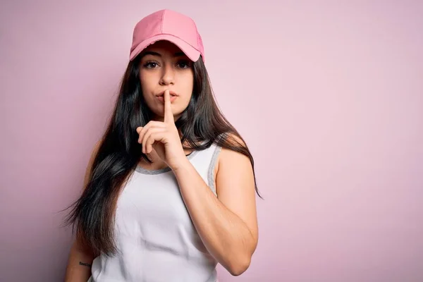 Mujer Morena Joven Con Gorra Deportiva Casual Sobre Fondo Rosa —  Fotos de Stock