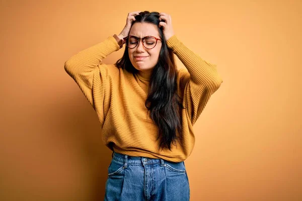 Mujer Morena Joven Con Gafas Suéter Casual Sobre Fondo Amarillo —  Fotos de Stock