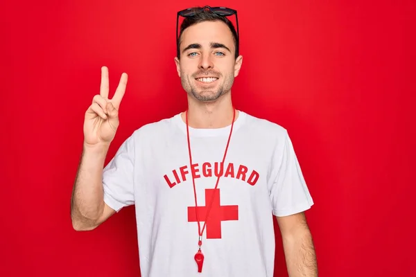 Guapo Salvavidas Que Lleva Camiseta Con Cruz Roja Silba Sobre —  Fotos de Stock