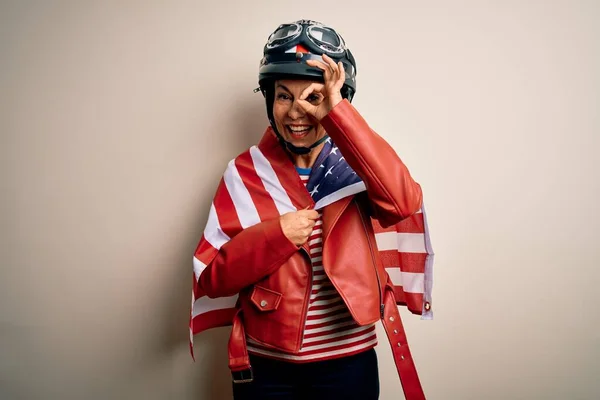 中世のオートバイの女性身に着けていますオートバイヘルメットと米国国旗ともに幸せな顔笑顔行いますOk Signとともに手で目を通して指を見て — ストック写真