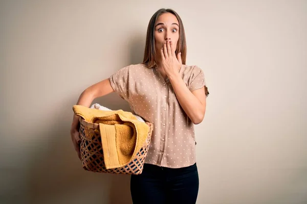 Joven Hermosa Mujer Haciendo Tareas Domésticas Sosteniendo Canasta Mimbre Con —  Fotos de Stock