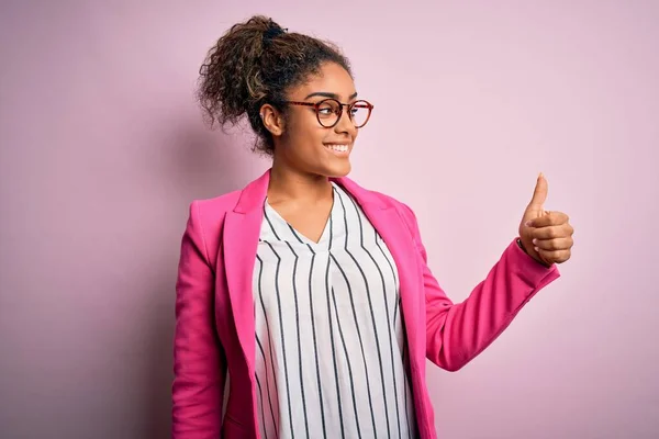 Vacker Afrikansk Amerikansk Affärskvinna Bär Jacka Och Glasögon Över Rosa — Stockfoto