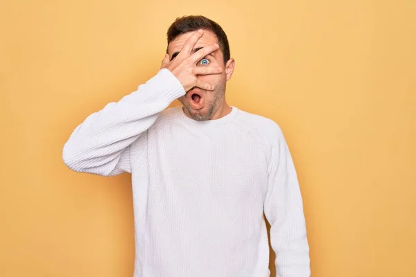 Junger Gutaussehender Mann Mit Blauen Augen Lässigem Pullover Vor Gelbem — Stockfoto