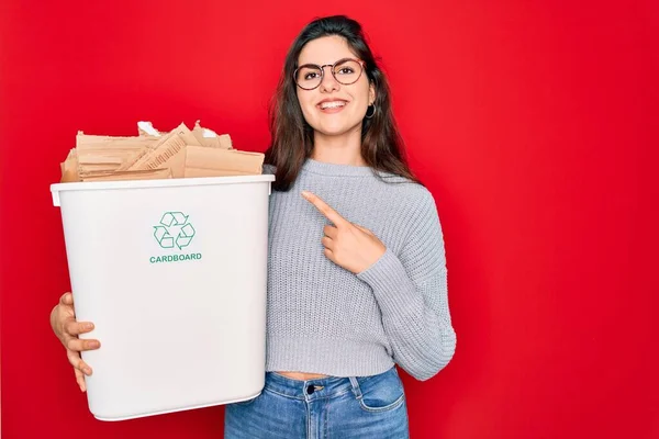 Jovem Mulher Bonita Segurando Reciclagem Papelão Reciclagem Contêiner Para Ambiente — Fotografia de Stock