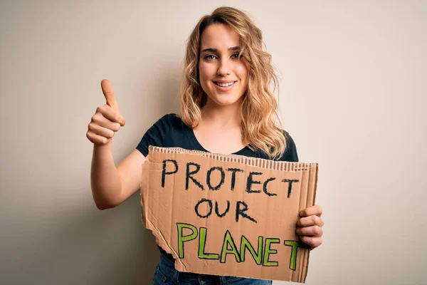 Jovem Ativista Mulher Pedindo Ambiente Segurando Banner Com Proteger Mensagem — Fotografia de Stock