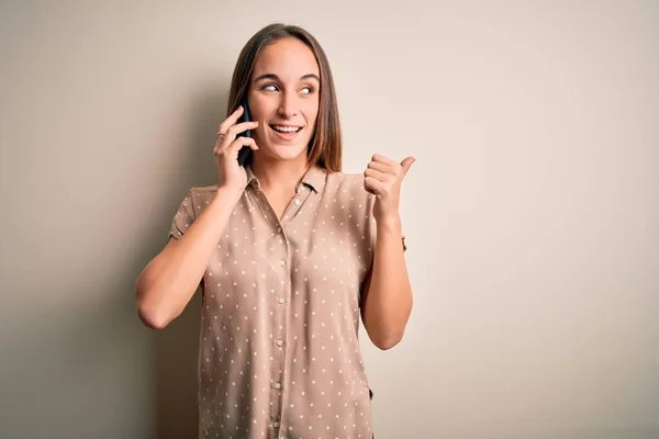 Jong Mooi Vrouw Hebben Gesprek Praten Smartphone Witte Achtergrond Glimlachen — Stockfoto