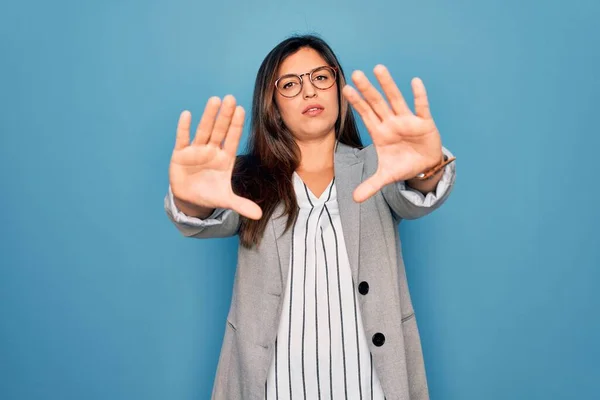 Junge Hispanische Geschäftsfrau Mit Brille Die Über Blauem Isoliertem Hintergrund — Stockfoto