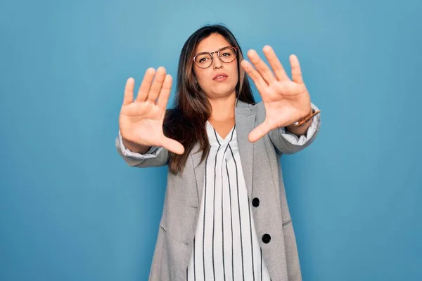 Jovem Hispânica Mulher Negócios Usando Óculos Sobre Fundo Isolado Azul — Fotografia de Stock