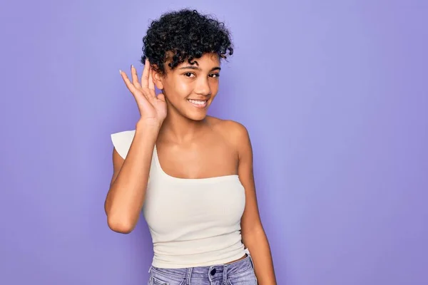 Młoda Piękna Afro Amerykanka Afryki Nosząca Luźny Shirt Fioletowym Tle — Zdjęcie stockowe