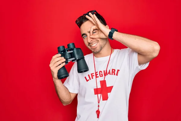 Ung Stilig Badvakt Man Bär Shirt Med Rött Kors Och — Stockfoto