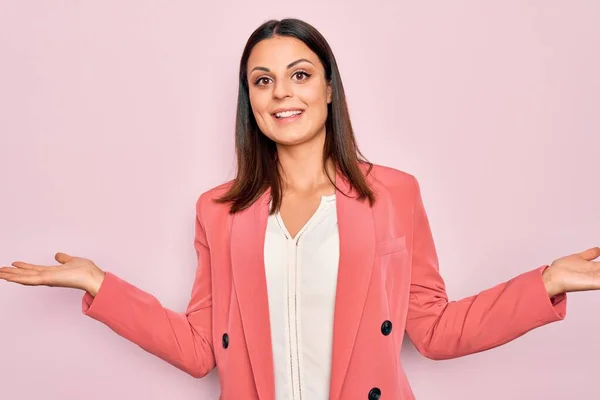 Young Beautiful Brunette Businesswoman Wearing Elegant Jacket Isolated Pink Background — Stock Photo, Image