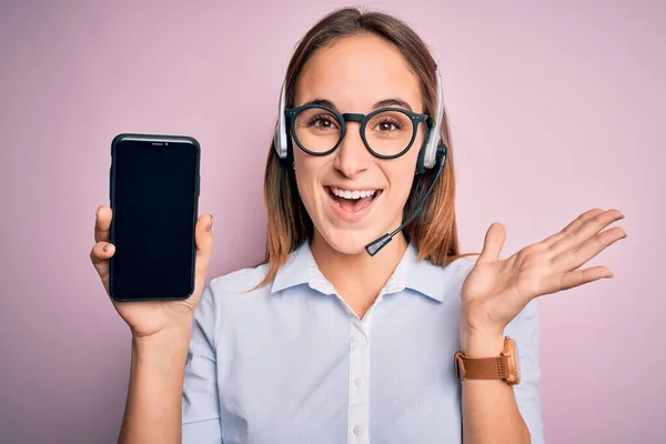 Mulher Bonita Agente Call Center Trabalhando Usando Fone Ouvido Segurando — Fotografia de Stock