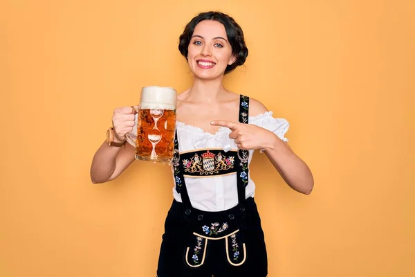 Mooie Duitse Vrouw Met Blauwe Ogen Traditionele Octoberfest Jurk Drinken — Stockfoto