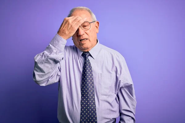 Hombre Negocios Senior Pelo Gris Con Gafas Paradas Sobre Fondo — Foto de Stock