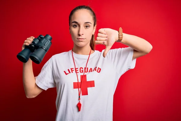 Junge Schöne Bademeisterin Shirt Mit Rotem Kreuz Und Trillerpfeife Mit — Stockfoto