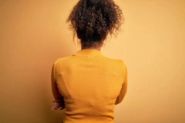 Młoda Piękna Afrykańska Dziewczyna Swetrze Okularach Żółtym Tle Stojąca Tyłem — Zdjęcie stockowe