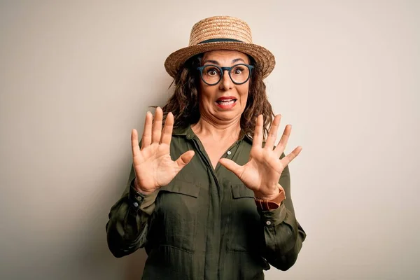 Orta Yaşlı Esmer Kadın Gözlüklü Şapkalı Izole Edilmiş Beyaz Arka — Stok fotoğraf